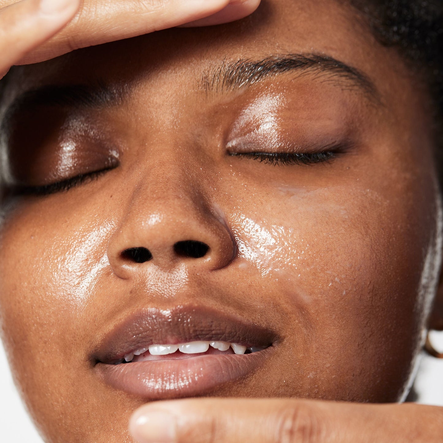 holy-hydration-makeup-melting-cleansing-balm-k1 040822_Model_HH-Cleansingbalm_044_RT2-V1_IGF_6a40ae53-ccc2-4a83-9d08-7c99f2dc2b4b.jpg