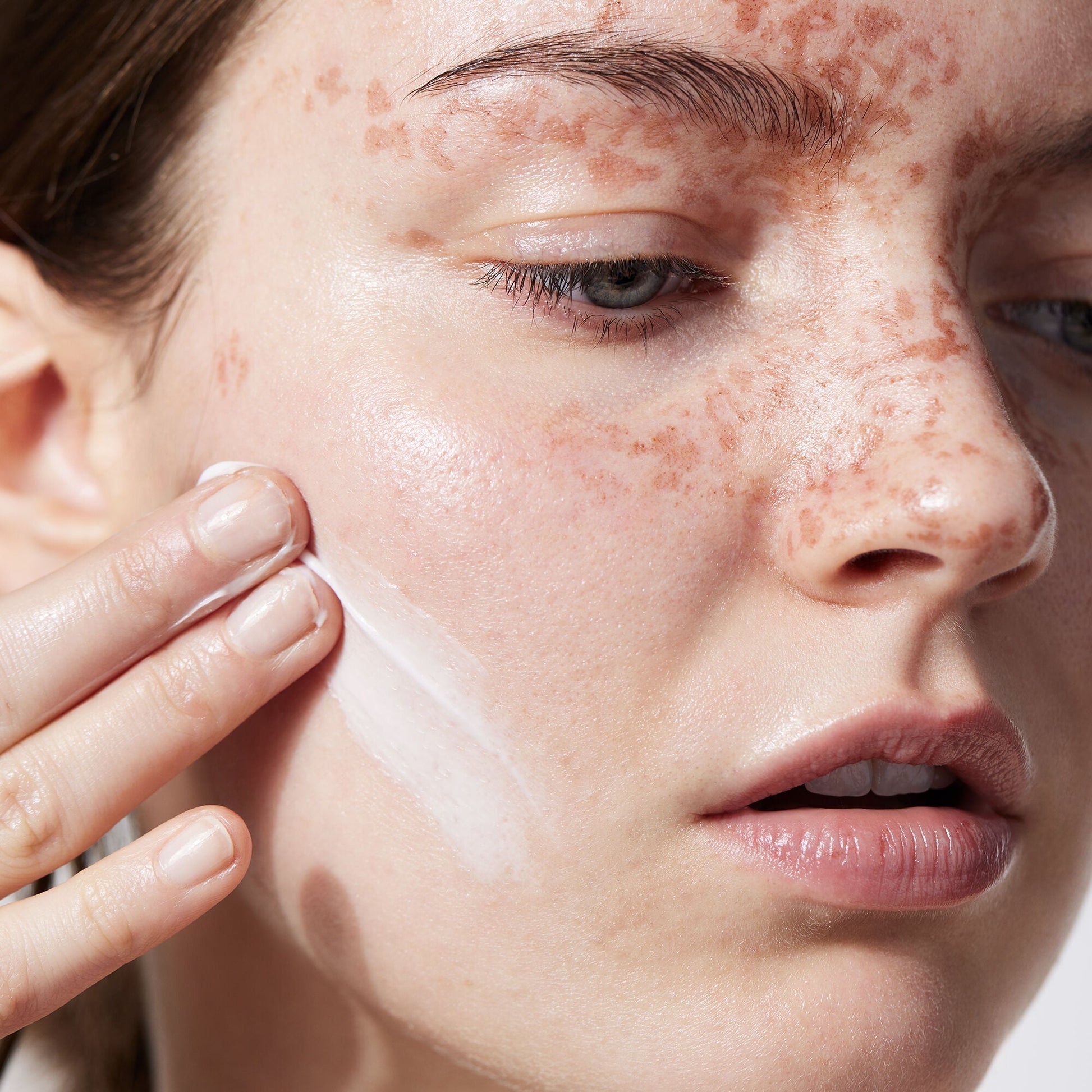 holy-hydration-face-cream-f4 040822_Model_HH-FaceCream_091_RT2-V1_IGF_38740f4c-997d-4161-a3bd-3457855e993f.jpg