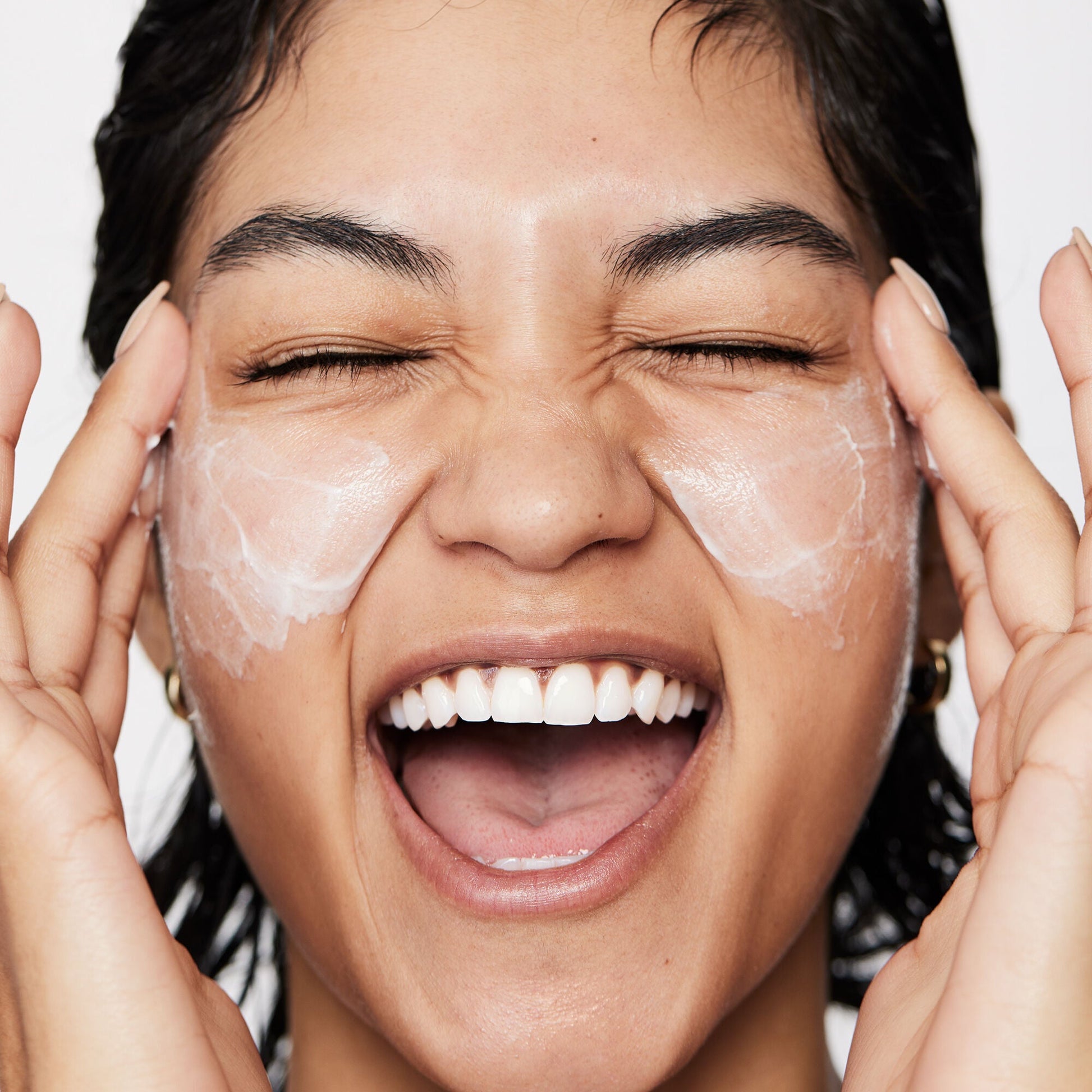 pure-skin-moisturizer-q6 040822_Model_Pure-Moisturizer_200_RT2-V1_RGB040822_Model_Pure-Moisturizer_200_RT2-V1_V1_IGF.jpg