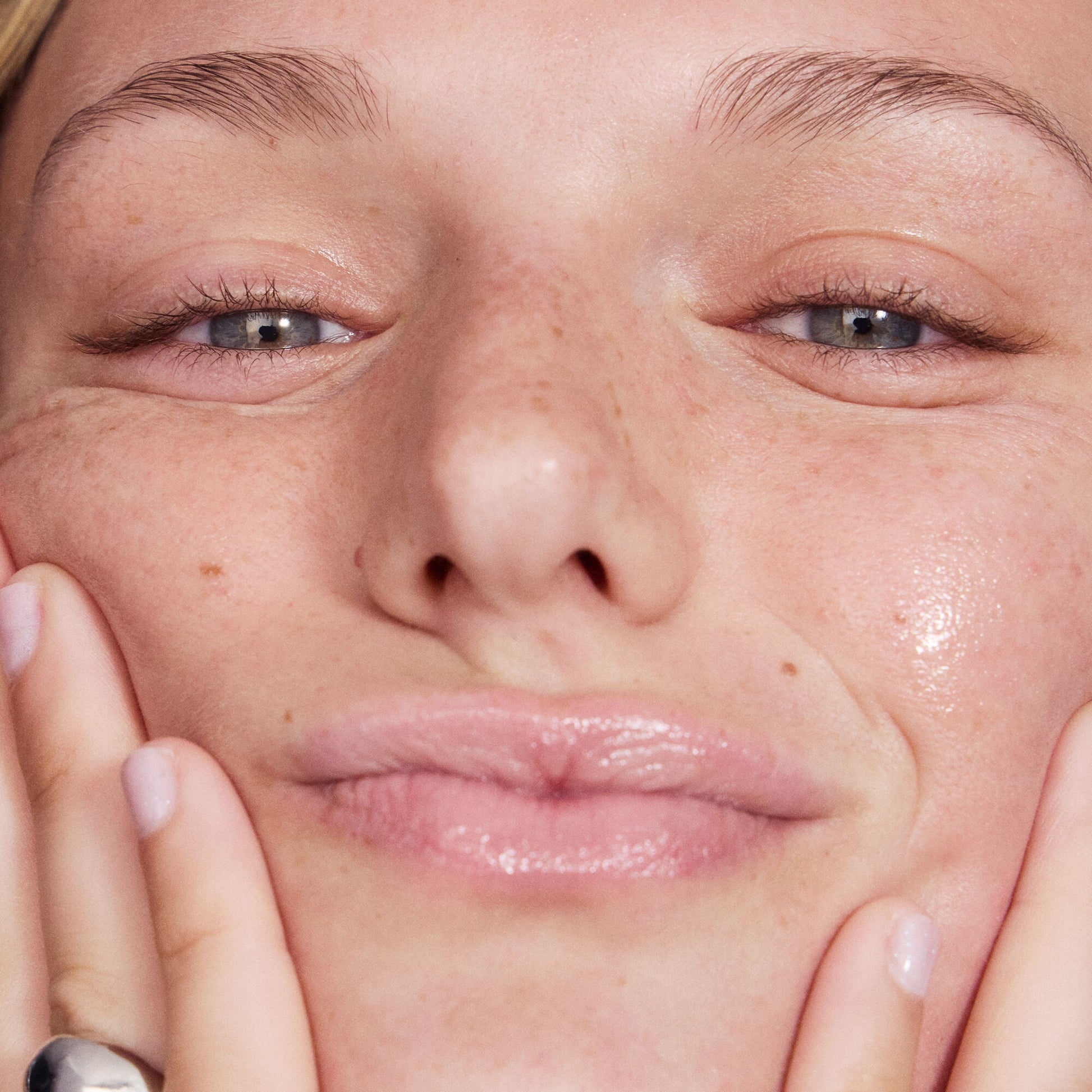 thirst-burst-pore-fecting-toner-i0 042125_SKIN_TBT_Madison_ModelApp_1086_RGB_IGF.jpg