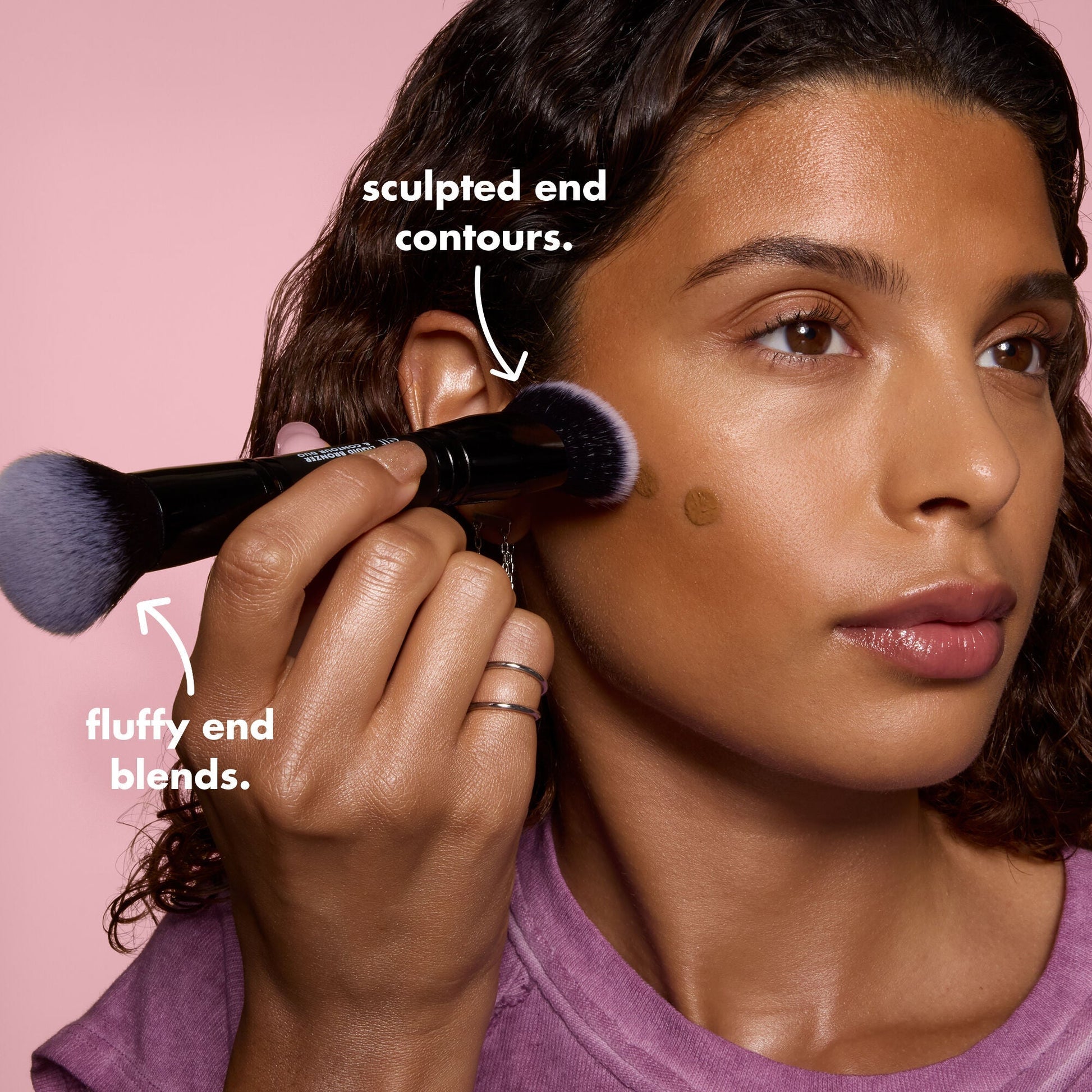 liquid-bronzer-and-contour-duo-brush-e1 0426_EDU_LiquidBronzer_ContourDuoBrush_BenefitModel.jpg
