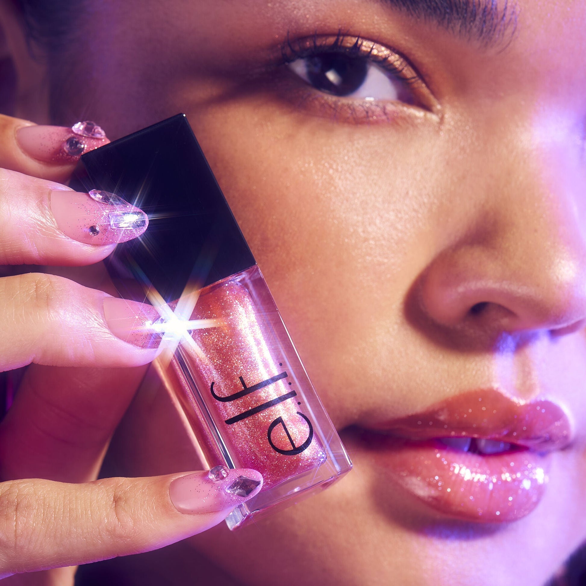 glow-reviver-plumping-lip-oil-e7 072225_Breanna_LipPlump_0391_2000x2000_0613e084-a418-44f9-b40d-c461b7a4b6db.jpg