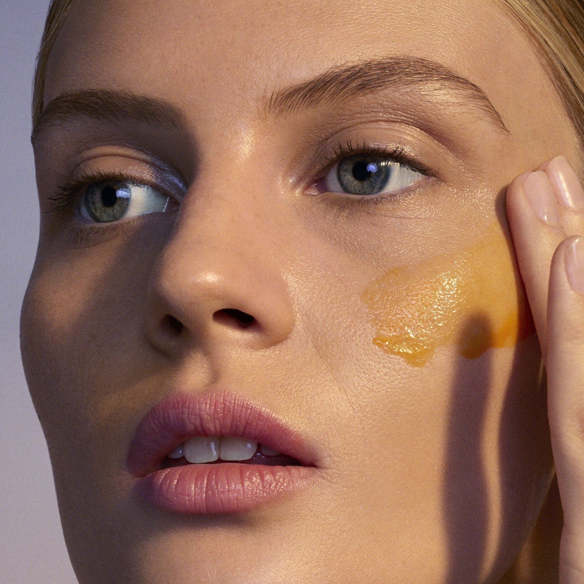 youth-boosting-advanced-night-retinoid-serum-z8 080222_Florence_ANR_0403_IGF_V2.jpg