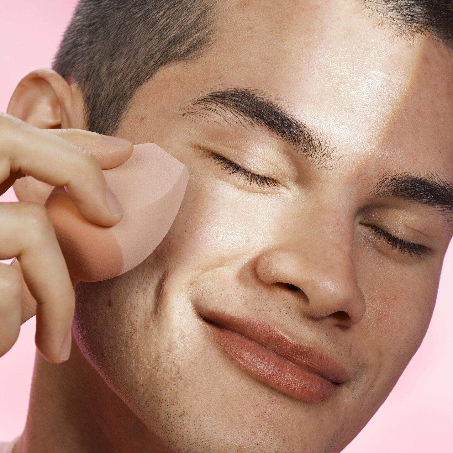 halo-glow-angled-silicone-face-sponge-t9 102124_HGST_Alfredo_Application_0134_v2_RGB_IGF.jpg
