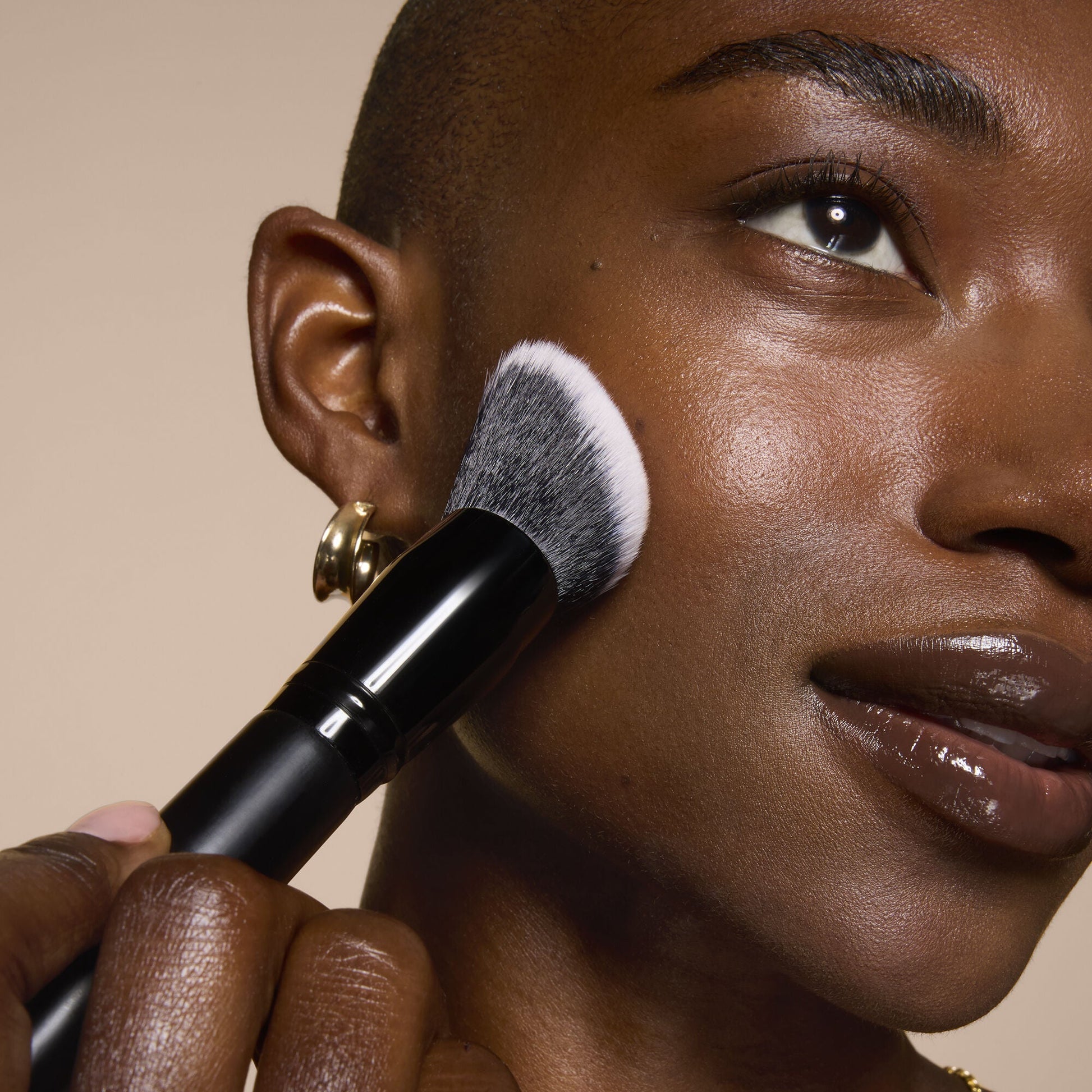 smooth-swipe-foundation-brush-d2 81456_MOM_SMOOTH_SWIPE_FOUNDATION_BRUSH_TOOL_SHOT_IYANNA_0169_V4.jpg