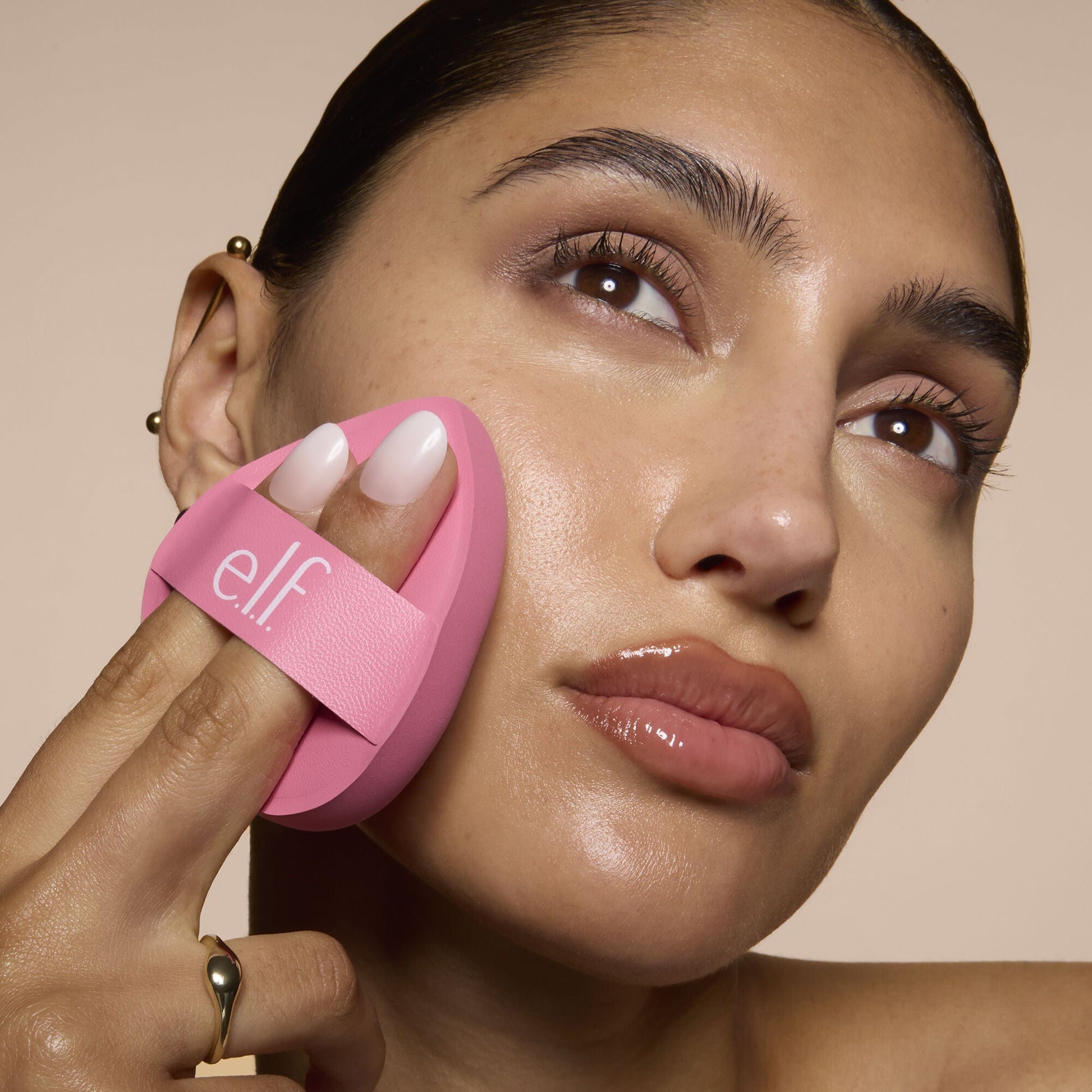 pillow-puff-foundation-sponge-t3 81838_MOM_PILLOW_PUFF_FOUNDATION_SPONGE_TOOL_SHOT_SONALI_0126_V2.jpg