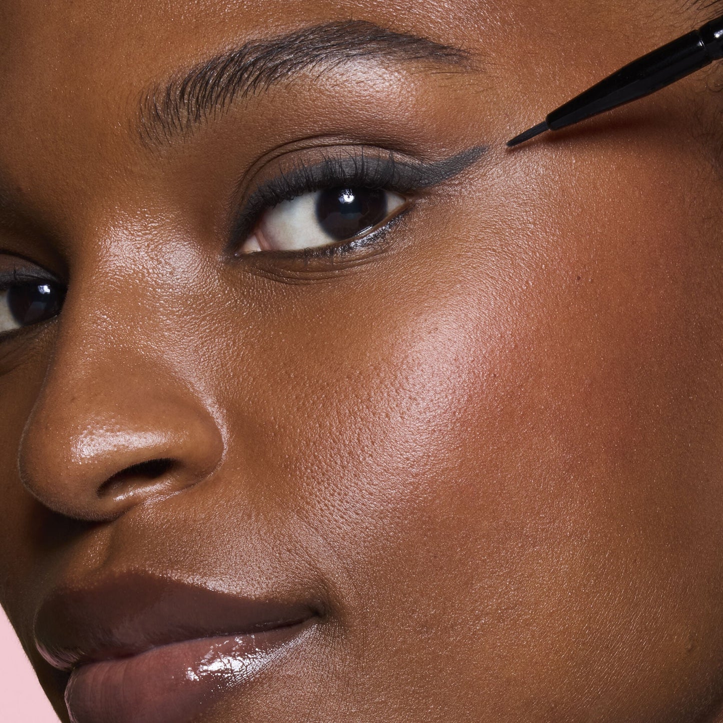 ultra-fine-eyeliner-brush-h1 81915_ULTRA_FINE_EYELINER_BRUSH_TOOL_SHOT_MOM_TSHECA_0120_v2.jpg