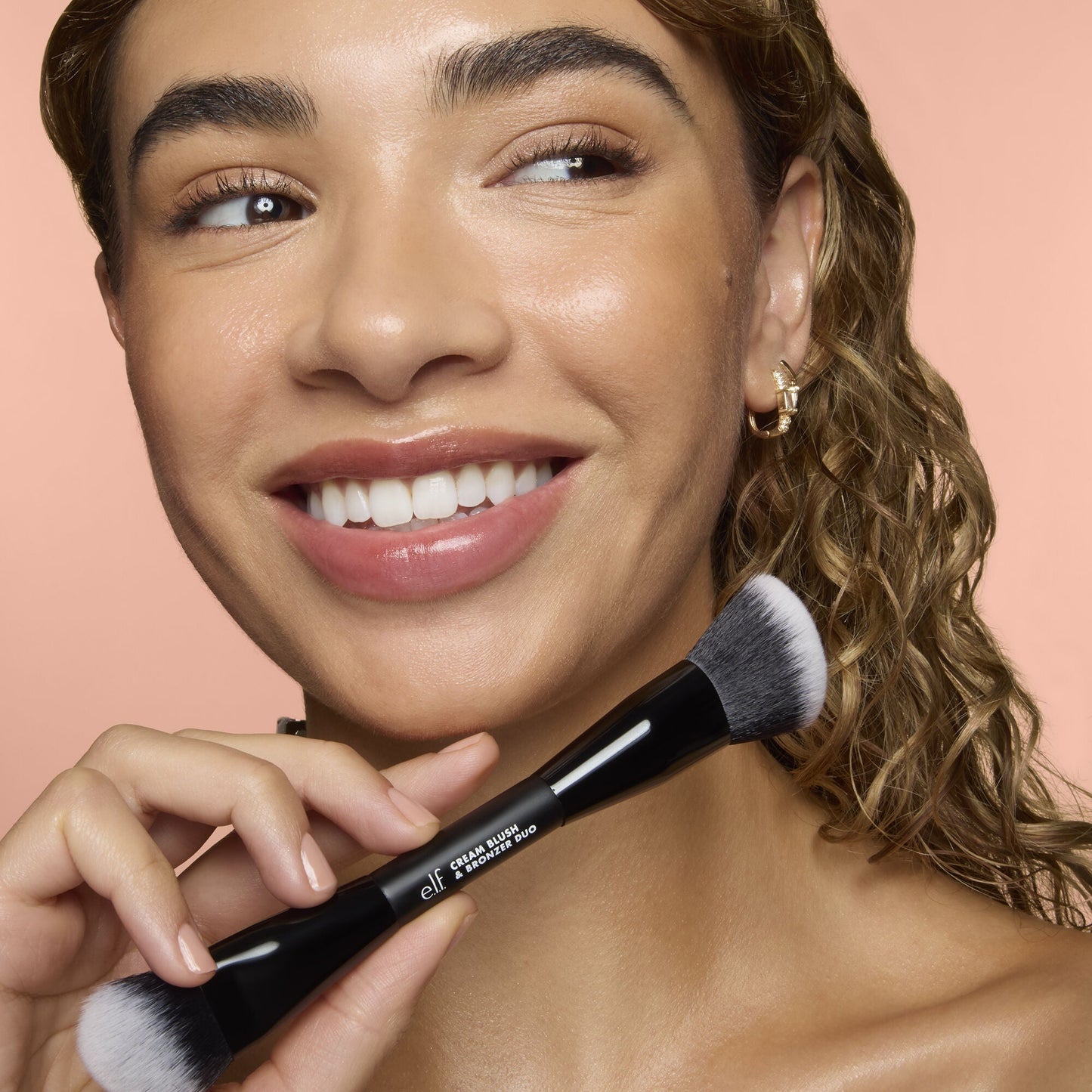 cream-blush-and-bronzer-duo-brush-m4 83857_CREAM_BLUSH_BRONZER_DUO_BRUSH_Q4_Alyssa_0103_V3_7510f340-cab5-4e94-b40f-1ad3f84fd183.jpg
