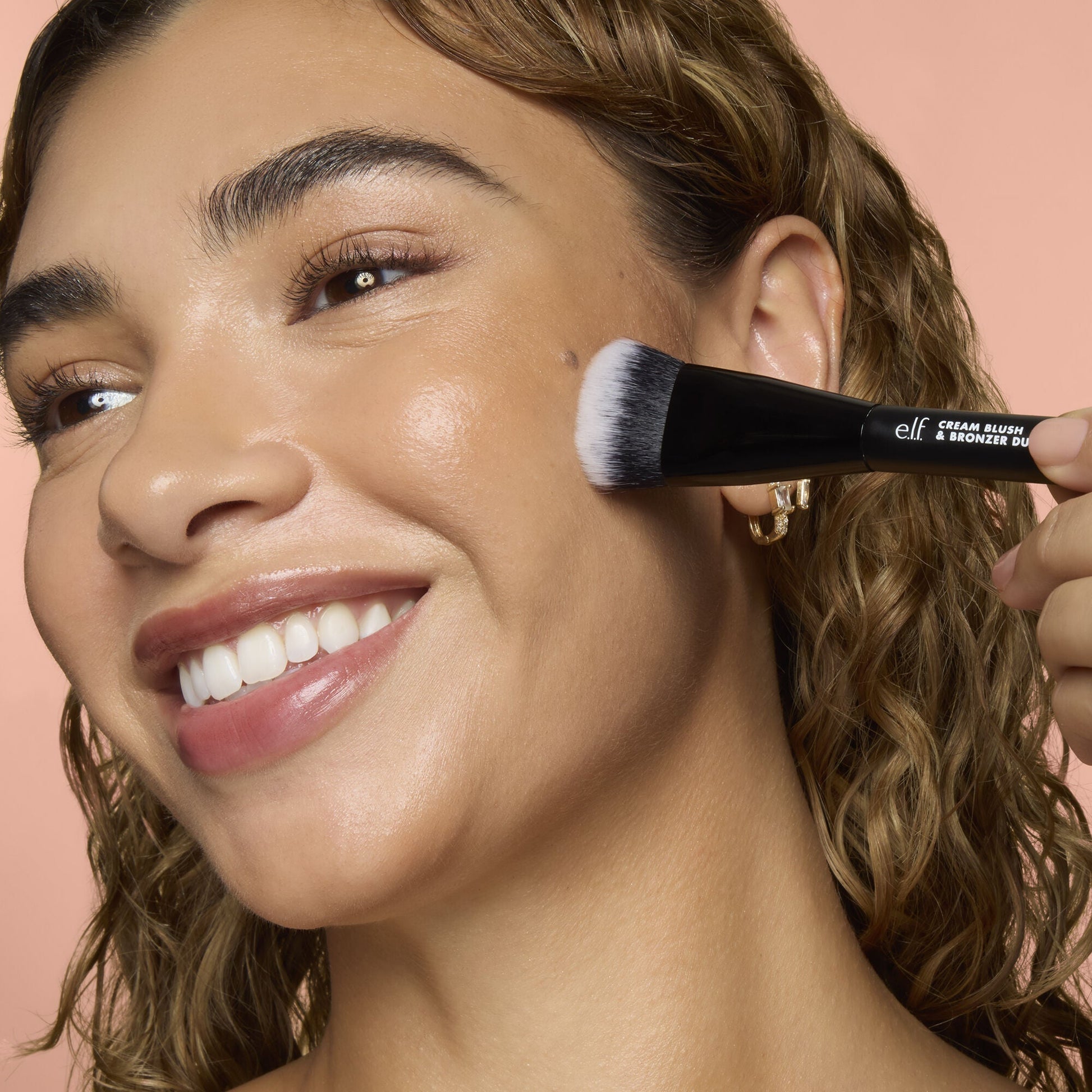 cream-blush-and-bronzer-duo-brush-m4 83857_CREAM_BLUSH_BRONZER_DUO_BRUSH_Q4_Alyssa_0173_V4_388aa08a-f9a4-4160-ae36-d9cdde1f6141.jpg