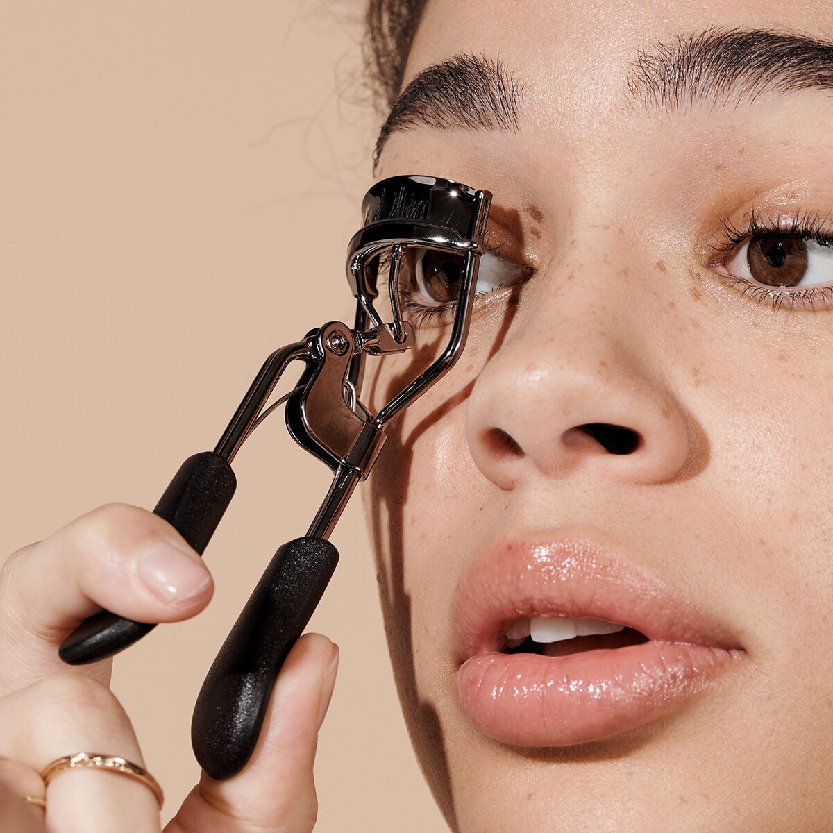 pro-eyelash-curler-h1 84067_ProEyelashCurler_Model.jpg