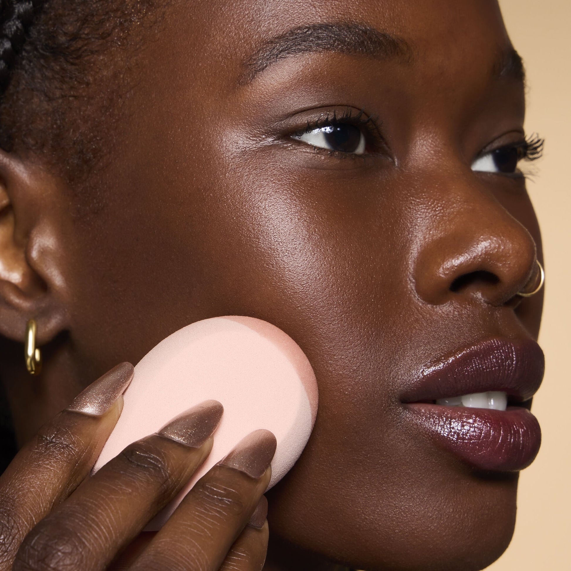 halo-glow-angled-silicone-face-sponge-t9 84235_HALO_GLOW_ANGLED_SILICONE_FACE_SPONGE_BILLIE_0078_V3.jpg