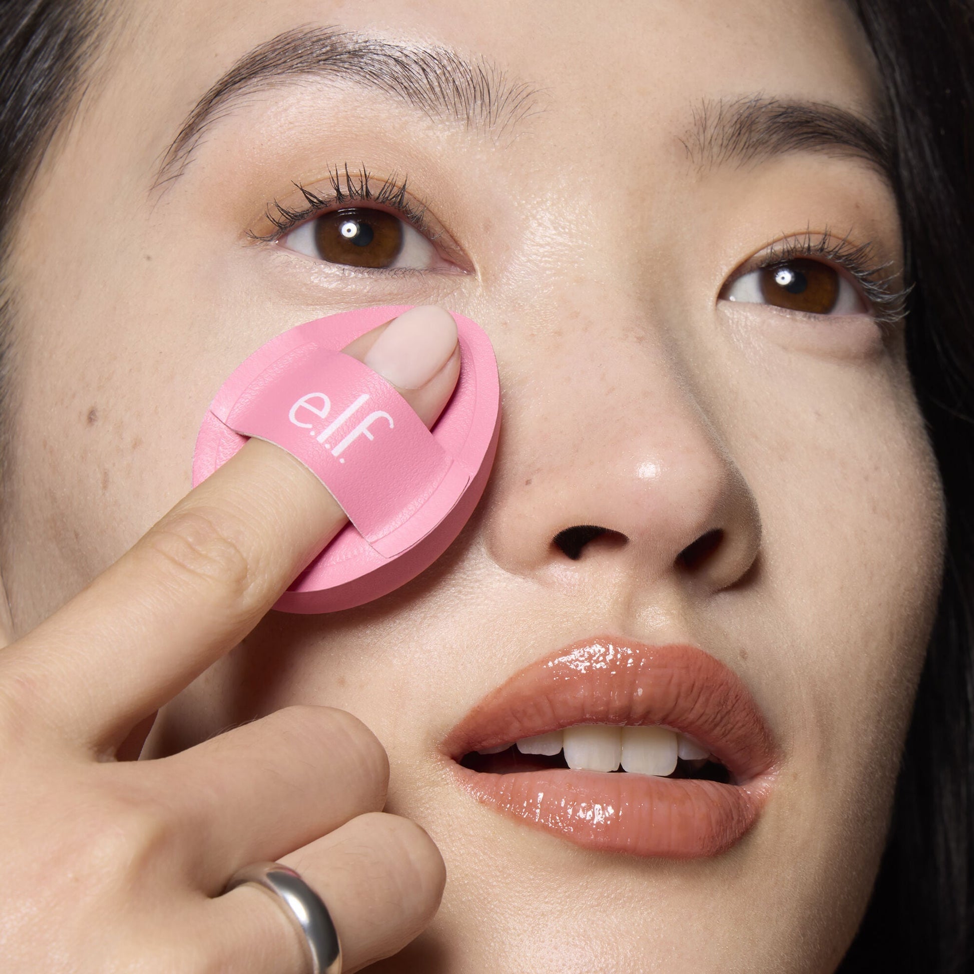 pillow-puff-concealer-sponge-y9 85120_MOM_PILLOW_PUFF_CONCEALER_SPONGE_TOOL_SHOT_SAKURA_V1_0095_V3.jpg